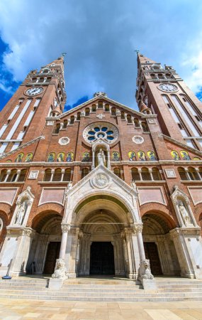 Téléchargez les photos : Eglise votive et cathédrale Notre-Dame de Hongrie à Szeged, Hongrie - en image libre de droit