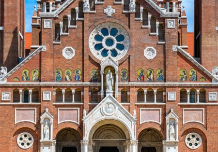 Téléchargez les photos : Eglise votive et cathédrale Notre-Dame de Hongrie à Szeged, Hongrie - en image libre de droit