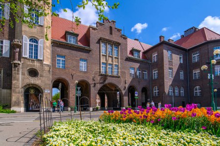 Téléchargez les photos : Szeged, Hongrie. Université de dentisterie nommé d'après Albert Szent-Gyorgyi à côté de la place Dom et l'église votive - en image libre de droit