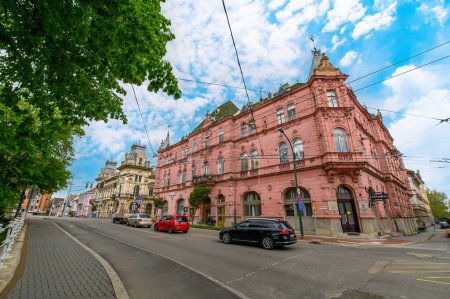 Foto de Szeged, Hungría. Vista frontal de la fachada de hermoso edificio antiguo con esculturas antiguas en el centro de la ciudad - Imagen libre de derechos
