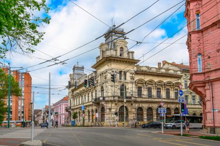Téléchargez les photos : Szeged, Hongrie. Vue de face de la façade d'un beau bâtiment ancien avec de vieilles sculptures dans le centre-ville - en image libre de droit