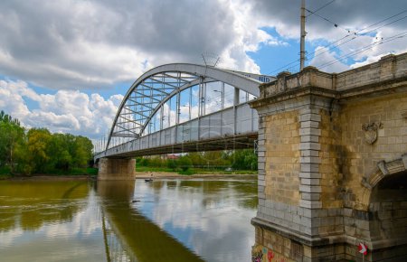 Téléchargez les photos : Pont caché Belvarosi, également connu sous le nom de pont du centre-ville sur la rivière Tisza à Szeged, Hongrie - en image libre de droit