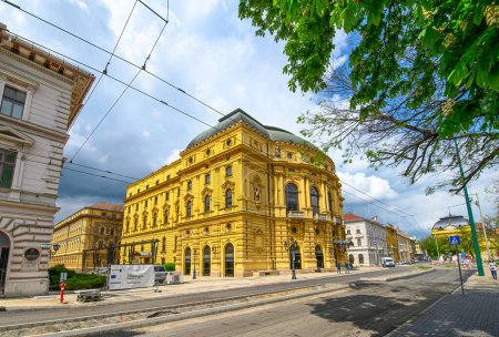 Téléchargez les photos : Szeged, Hongrie. Le Théâtre national de Szeged est le théâtre principal de Szeged en Hongrie. Il a été construit en 1883 dans le style éclectique et néo-baroque. - en image libre de droit