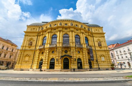 Téléchargez les photos : Szeged, Hungary. The National Theatre of Szeged is the main theatre of Szeged, Hungary. It was built in 1883 in Eclectic and Neo-baroque style. - en image libre de droit