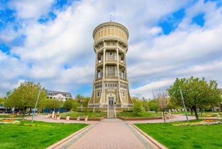Foto de The Water Tower Viztorony Landmark at Saint Istvan Square in Szeged, Hungary - Imagen libre de derechos