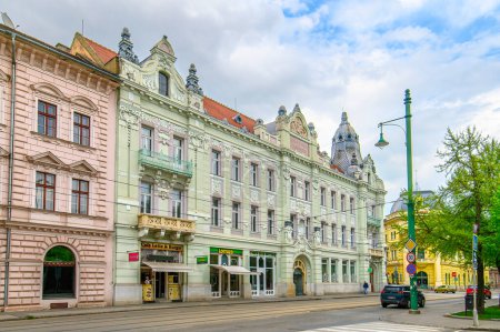 Téléchargez les photos : Szeged, Hongrie. Vue de face de la façade d'un beau bâtiment ancien avec de vieilles sculptures dans le centre-ville - en image libre de droit