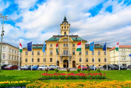 Foto de Szeged, Hungary. Szeged City Hall and Szechenyi square - Imagen libre de derechos
