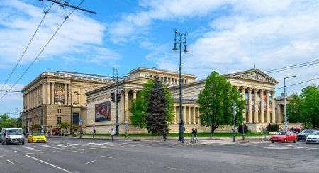 Foto de Budapest, Hungría. Museo de Bellas Artes junto a la Plaza de los Héroes - Imagen libre de derechos