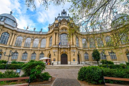 Téléchargez les photos : Château de Vajdahunyad dans le parc Varosliget, Budapest, Hongrie - en image libre de droit