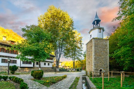 Foto de Antigua casa tradicional búlgara en el Complejo Etnográfico Arquitectónico Etar (Etara) cerca de la ciudad de Gabrovo, Bulgaria. - Imagen libre de derechos