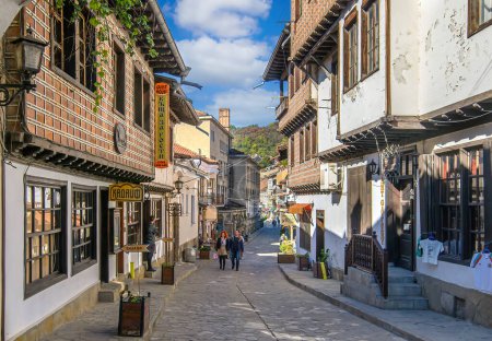 Téléchargez les photos : VELIKO TARNOVO, BULGARIE. Belle rue colorée et maisons au centre historique de la ville de Veliko Tarnovo - en image libre de droit