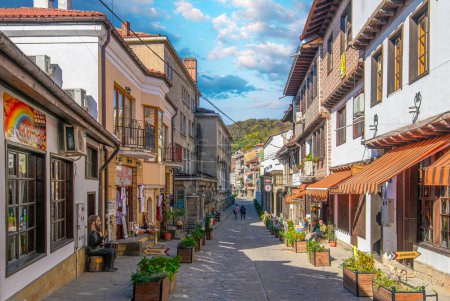 Téléchargez les photos : VELIKO TARNOVO, BULGARIE. Belle rue colorée et maisons au centre historique de la ville de Veliko Tarnovo - en image libre de droit