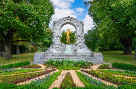 Téléchargez les photos : Monument de Johann Strauss à Vienne, Autriche. Célèbre statue dorée du grand compositeur autrichien, jouant du violon dans le Stadtpark (parc de la ville) - en image libre de droit