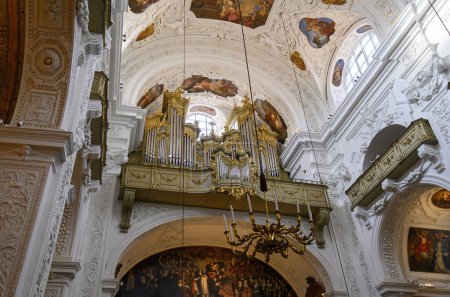 Téléchargez les photos : Vienne, Autriche. Intérieur de l'église dominicaine. Aussi connu sous le nom de l'église de Sainte-Marie Rotonde, il a été construit en 1631-1634 dans le style baroque précoce. - en image libre de droit