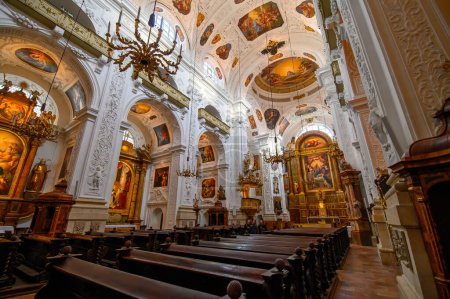 Foto de Viena, Austria. Interior de la Iglesia Dominicana. También conocida como la Iglesia de Santa María Rotonda, fue construida en 1631-1634 en estilo barroco temprano. - Imagen libre de derechos