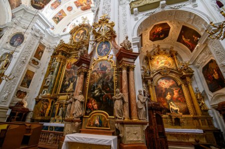 Téléchargez les photos : Vienne, Autriche. Intérieur de l'église dominicaine. Aussi connu sous le nom de l'église de Sainte-Marie Rotonde, il a été construit en 1631-1634 dans le style baroque précoce. - en image libre de droit