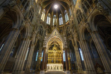 Foto de Viena, Austria. Interior de Votivkirche o Iglesia Votiva. Famosa iglesia neogótica con vidrieras - Imagen libre de derechos