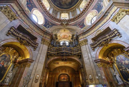 Foto de Viena, Austria. Interior de Peterskirche o Iglesia de San Pedro. Iglesia parroquial barroca católica en Petersplatz. - Imagen libre de derechos