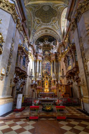 Foto de Viena, Austria. Interior de Peterskirche o Iglesia de San Pedro. Iglesia parroquial barroca católica en Petersplatz. - Imagen libre de derechos