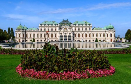 Foto de Palacio del Belvedere Superior en Viena, Austria con reflejo en la fuente de agua. - Imagen libre de derechos