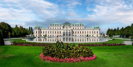 Téléchargez les photos : Palais du Belvédère supérieur à Vienne, Autriche avec reflet dans la fontaine d'eau. - en image libre de droit