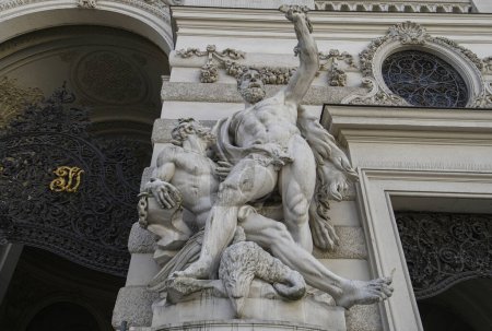 Téléchargez les photos : Statues baroques sur la porte d'entrée de l'aile Saint-Michel du palais de Hofburg sur Michaelerplatz à Vienne, Autriche - en image libre de droit