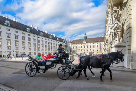 Téléchargez les photos : Vienne, Autriche. Monument à l'empereur Franz Ier d'Autriche dans le Burghof intérieur dans le palais impérial de Hofburg à Wien - en image libre de droit