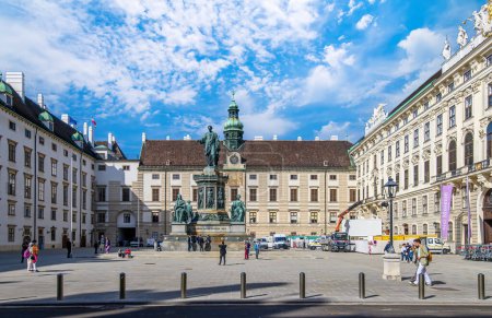 Téléchargez les photos : Vienne, Autriche. Monument à l'empereur Franz Ier d'Autriche dans le Burghof intérieur dans le palais impérial de Hofburg à Wien - en image libre de droit