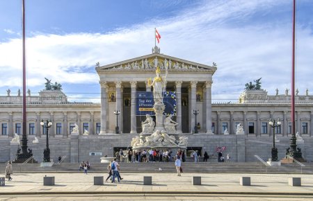 Foto de Viena, Austria. El edificio del Parlamento austriaco y la Fuente Pallas Athena - Imagen libre de derechos