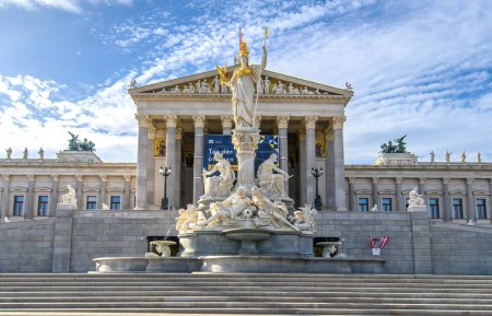 Foto de Viena, Austria. El edificio del Parlamento austriaco y la Fuente Pallas Athena - Imagen libre de derechos
