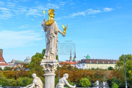 Foto de La estatua de Atenea Pallada frente a la diosa del edificio del Parlamento austriaco en Viena, Austria - Imagen libre de derechos