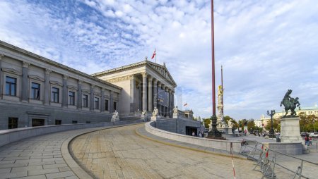Téléchargez les photos : Vienne, Autriche. Le Parlement autrichien et la fontaine de Pallas Athena - en image libre de droit
