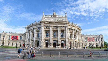 Téléchargez les photos : Vienne, Autriche. Burgtheater (Imperial Court Theatre) et la célèbre Wiener Ringstrasse - en image libre de droit