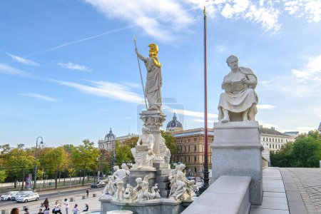 Téléchargez les photos : La statue de la déesse Athena Pallada devant le Parlement autrichien à Vienne, Autriche - en image libre de droit