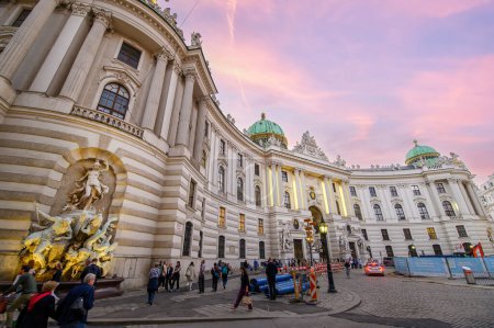 Foto de Viena, Austria. Palacio Imperial de Hofburg y zona peatonal Herrengasse al atardecer - Imagen libre de derechos
