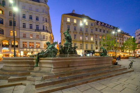 Téléchargez les photos : Vienne, Autriche. Fontaine Donnerbrunnen à Vienne, Autriche. Fontaine baroque située sur la place Neuer Markt. - en image libre de droit