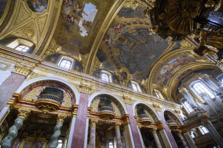 Foto de Viena, Austria. Iglesia Jesuita (Jesuitenkirche) interior, también conocida como la Iglesia Universitaria (Universittskirche) en Ignaz Seipel Platz en Wien - Imagen libre de derechos