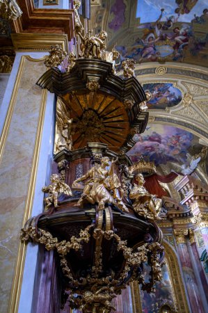 Foto de Viena, Austria. Iglesia Jesuita (Jesuitenkirche) interior, también conocida como la Iglesia Universitaria (Universittskirche) en Ignaz Seipel Platz en Wien - Imagen libre de derechos