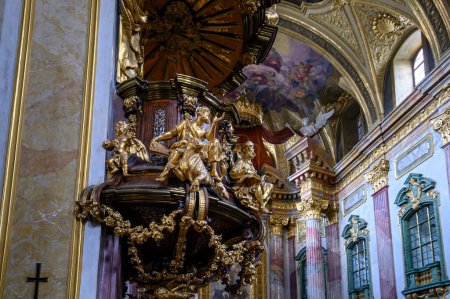 Téléchargez les photos : Vienne, Autriche. Église jésuite (Jesuitenkirche) intérieur, également connu sous le nom de l'église universitaire (Universittskirche) sur Ignaz Seipel Platz à Wien - en image libre de droit
