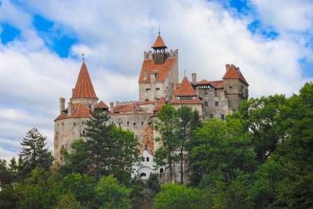 Foto de Castillo de Bran cerca de Brasov, conocido como Castillo de Drácula en Transilvania, Rumania - Imagen libre de derechos