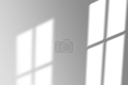 Téléchargez les photos : Abstract shadow of the window in morning light on white wall texture blur background - en image libre de droit