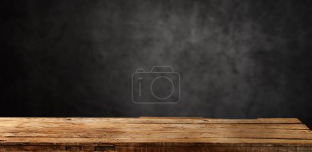 Téléchargez les photos : Empty dark wooden table in front  background of plaster Texture of old gray concrete - en image libre de droit