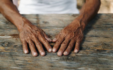 Foto de Primer plano de las manos arrugadas masculinas, viejo - Imagen libre de derechos