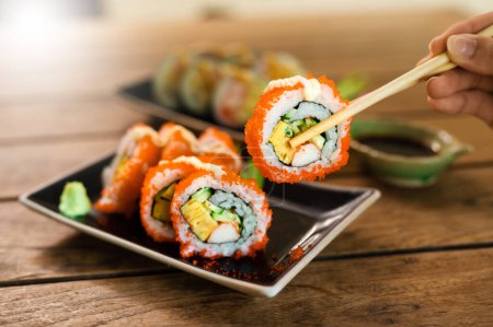 Téléchargez les photos : Sashimi, Sushi saumon & thon sushi crevettes et wasabi sur la table en bois. Nourriture japonaise - en image libre de droit