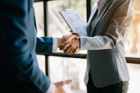 Téléchargez les photos : Business partnership handshake concept.Photo two coworkers handshaking process.Successful deal after great meeting. in office - en image libre de droit