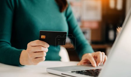 Téléchargez les photos : Woman using credit card and laptop, online shopping,omni channel - en image libre de droit