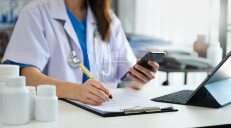 Foto de Concepto de tecnología médica, mujer inteligente médico que trabaja con la tableta PC y teléfono - Imagen libre de derechos