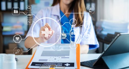Téléchargez les photos : Medical technology concept,smart female doctor  working with tablet pc with  virtual icons - en image libre de droit