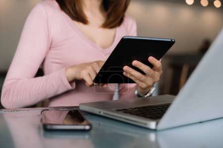Foto de Mujer de negocios que trabaja en el escritorio de la oficina con el ordenador portátil y tableta PC - Imagen libre de derechos