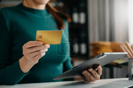 Téléchargez les photos : Femme utilisant la carte de crédit pour les paiements mobiles achats en ligne, omni canal, icônes virtuelles écran d'interface graphique - en image libre de droit